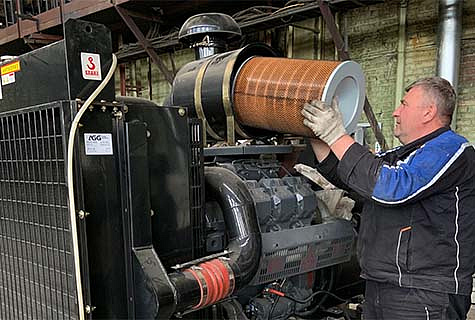 Замена воздушного фильтра ДЭС ЭТРО во время прорведения планого технического обслуживания